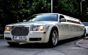 Front grill of the cream coloured Chrysler 300C Limousine in Riga